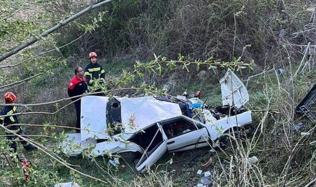 Otomobil ile motosiklet çarpışıp şarampole devrildi: 3 ölü
