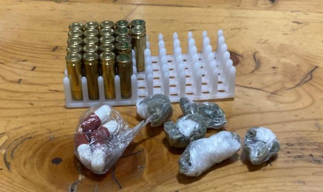 Parkta uyuşturucu satarken yakalandılar