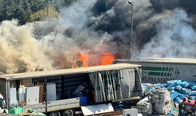Pendik'te yediemin otoparkında yangın