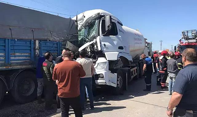 Sakarya'da feci kaza! Akaryakıt tankeri TIR'a çarptı: 1 ölü, 1 ağır yaralı