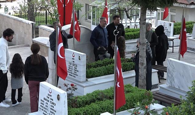 Bursa’da şehitlikte hüzünlü bayram