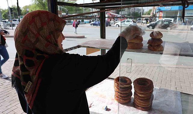 'Simitçi Teyze' 17 yıldır tezgah başında