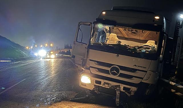 Tır kazaya müdahale eden ekibin aracına çarptı: 3'ü trafik polisi 4 yaralı