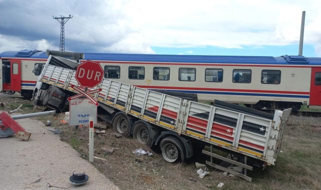 Tıra tren çarptı