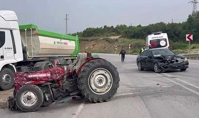 Traktör ile otomobil çarpıştı: 3 yaralı