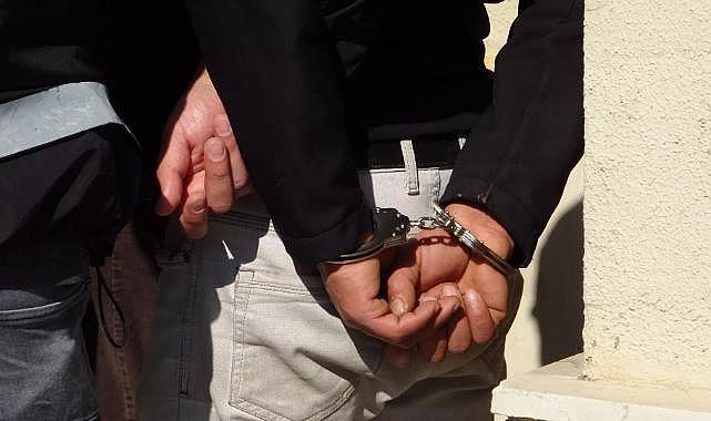 27 yıl önce nişanlısını, 16 yıl önce uykudaki annesini 18 bıçak darbesiyle öldüren katil yakalandı