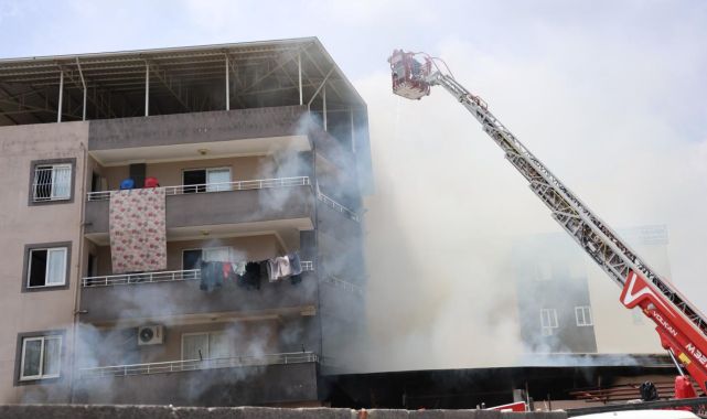 Adana'da depoda çıkan yangın eve sıçradı: Mahsur kalan 4 kişi kurtarıldı