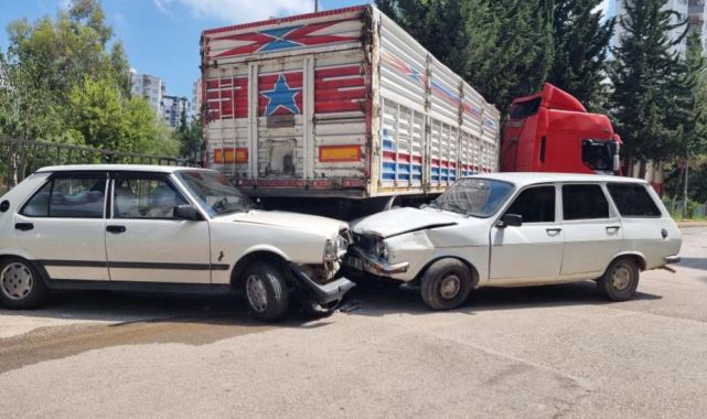 Adana'da freni tutmayan tır park halindeki araçlara çarparak durabildi