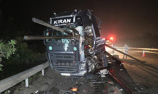 Anadolu Otoyolu’nda feci kaza: Demir borular tırın ön camından çıktı