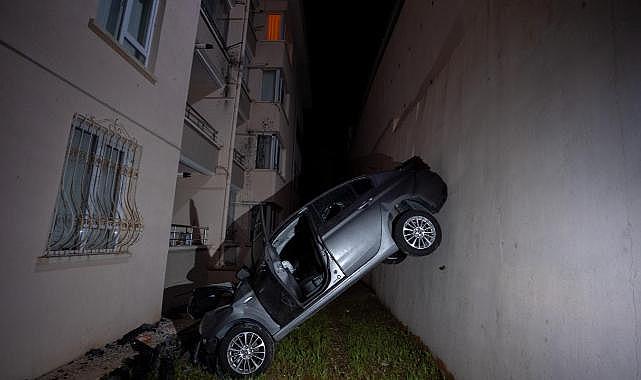 Otomobiliyle apartmanın bahçesine düştü