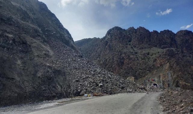 ArtvinErzurum yolunda heyelan