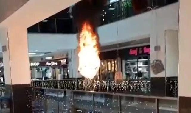 AVM'de dev avize alevler içinde yanarak düştü