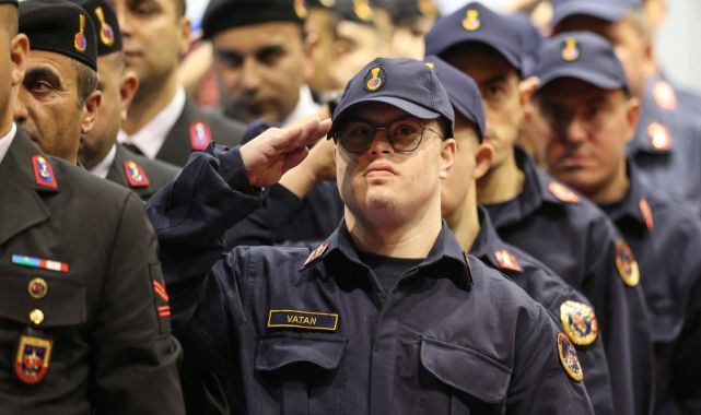 Bir günlüğüne asker olan engelli gençler tezkere aldı