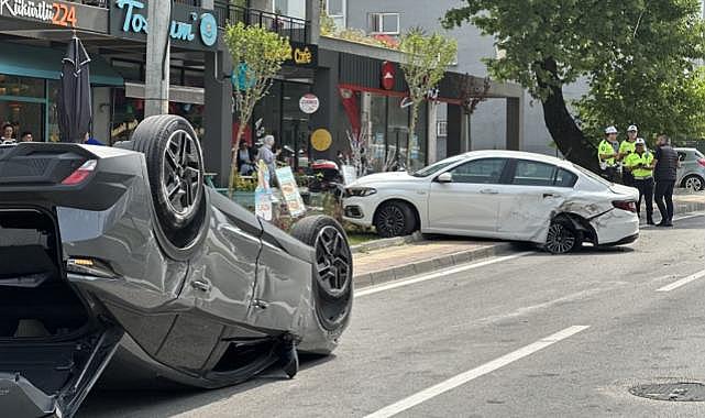 Bursa'da bir araç park halindeki otomobile çarparak takla attı