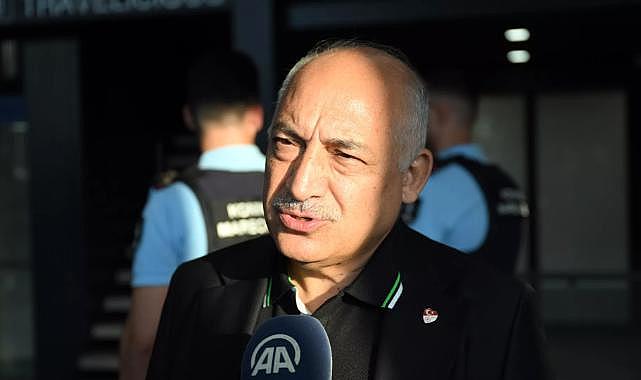 Büyük kutlamada Galatasaray taraftarından Mehmet Büyükekşi'ye protesto: Bir anda yüzü değişti