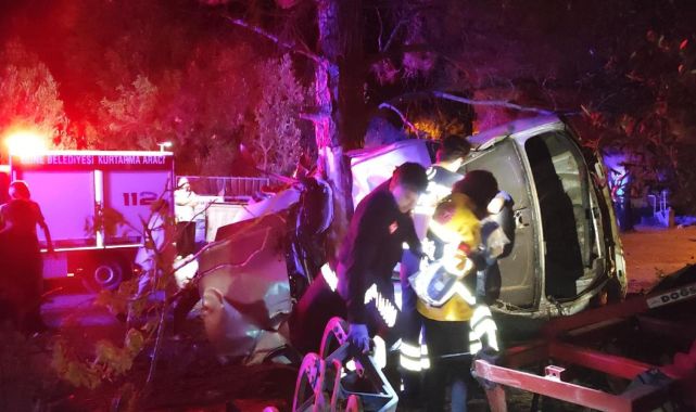 Çanakkale'de ağaca çarpan otomobildeki 2 kişi öldü