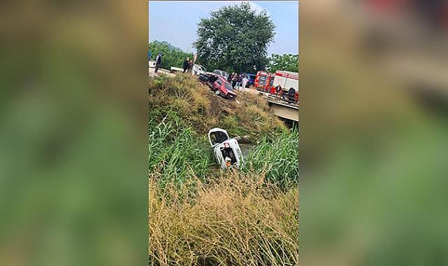 Çarpışan otomobillerden biri dereye uçtu: 8 yaralı