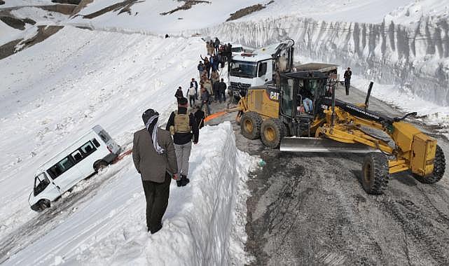 Çığın şarampole sürüklediği minibüs günler sonra kar altından çıkarıldı