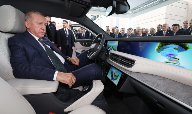 Cumhurbaşkanı Erdoğan, Togg'un yeni modelini inceledi