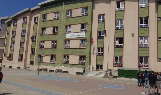 Ders sırasında sınıfa giren veli öğretmenin üzerine yürüdü