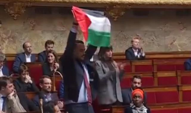 Fransa meclisinde Filistin bayrağı açan milletvekiline men cezası