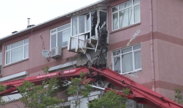 İnşaat sırasında beton pompası apartmana devrildi: 2 balkon böyle çöktü