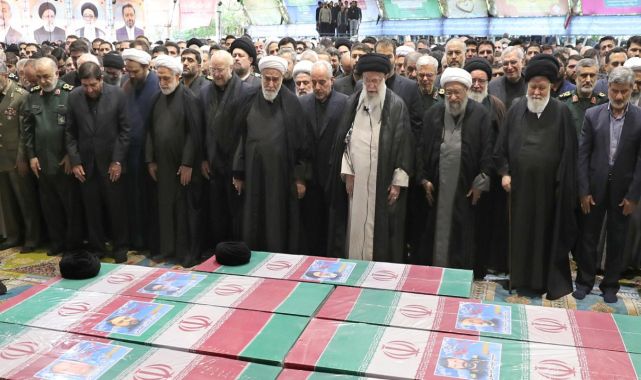 İran Cumhurbaşkanı Reisi'nin cenaze namazını ülke lideri Hamaney kıldırdı