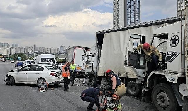 İstanbul'da 10 araç birbirine girdi: 2 yaralı