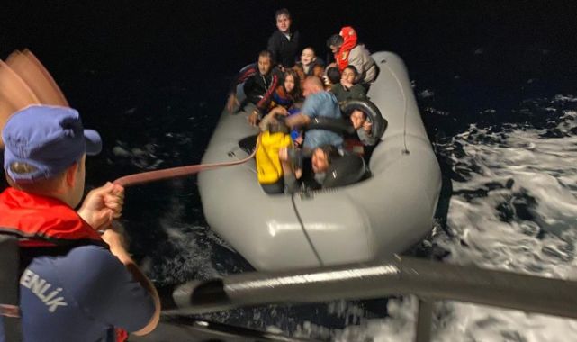 İzmir açıklarında sürüklenen 26 düzensiz göçmen kurtarıldı