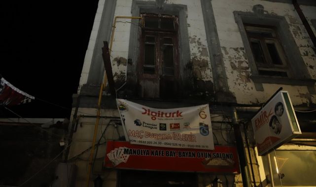 Kars'ta şampiyonluk kutlamasında balkon çöktü: 3 yaralı