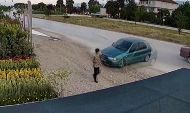 Kontrolden çıkan otomobilin altında kalmaktan son anda kurtuldu
