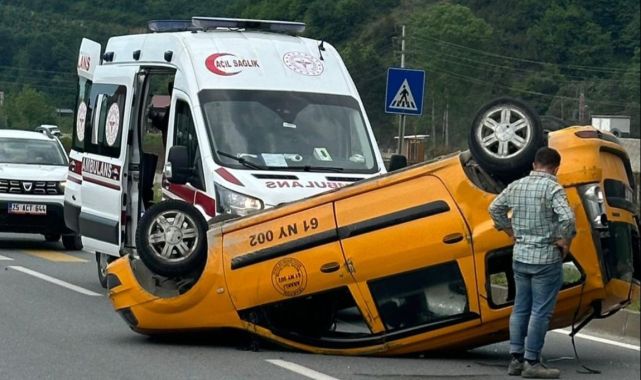Köpeğe çarpmamak için manevra yapan ticari taksi takla attı