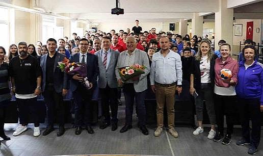 Nilüfer Belediyespor Hentbol Takımı öğrencilerle buluştu
