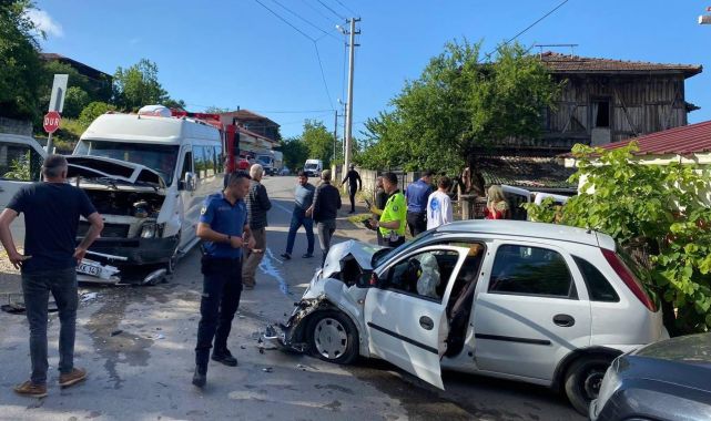Sakarya'da servis minibüsü ile otomobil çarpıştı: 6 yaralı