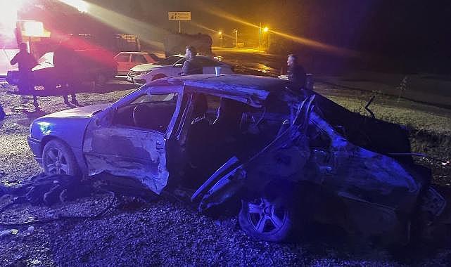 TIR otomobilİ biçti 1 ölü, 4 yaralı