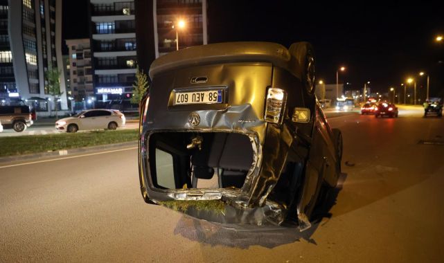 Sivas'ta hafif ticari araç devrildi: 6 yaralı