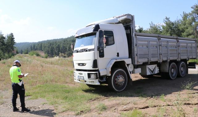 Tamir ettikleri kamyonunun altında kalan 2 kişi hayatını kaybetti