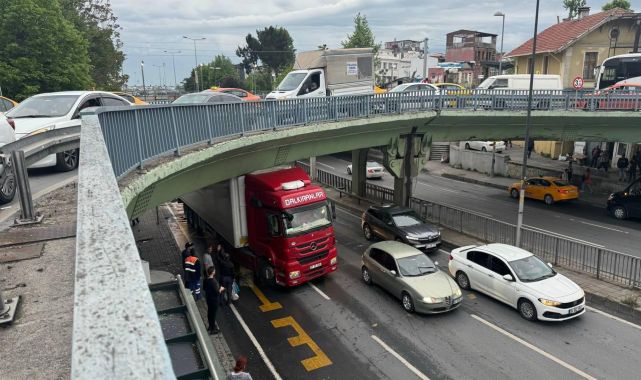 Tır köprü altında sıkıştı