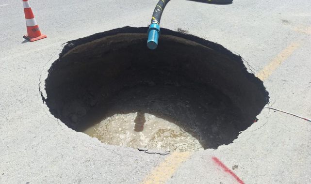 Ankara'da yol çöktü