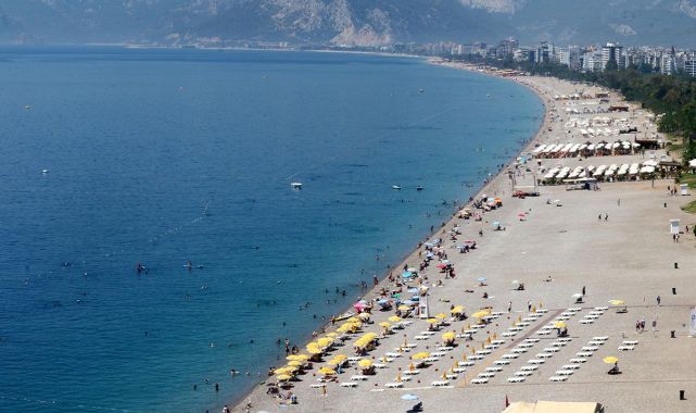 Antalya sahillerinde yoğunluk yaşanıyor