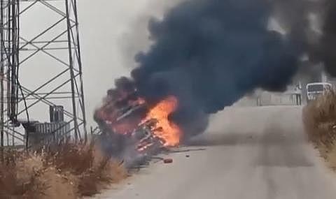 Arı yüzünden devrilen kamyon alev alev böyle yandı