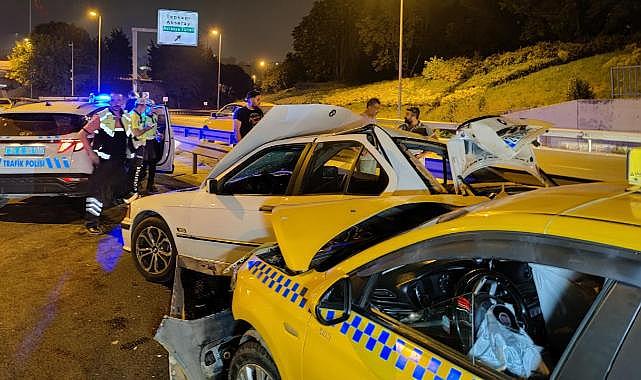 Arıza yapan otomobile taksi çarptı: 2 yaralı
