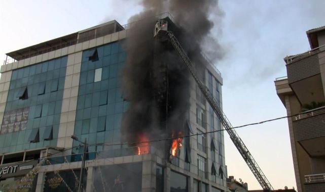 Ataşehir'de iş merkezinde çıkan yangın söndürüldü
