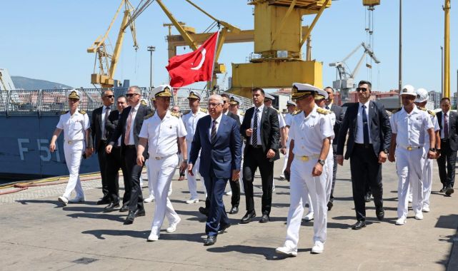 Bakan Güler, İstanbul Tersanesi Komutanlığında incelemelerde bulundu