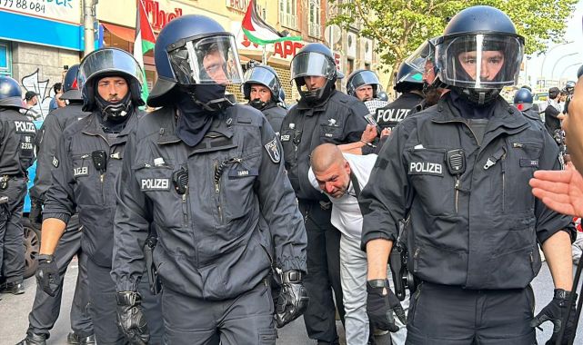 Berlin'de Filistin'e destek gösterisinde çok sayıda kişi gözaltına alındı