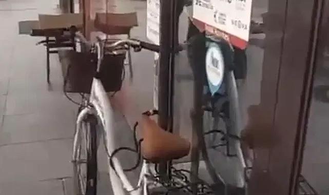 Bisikleti banka kapısına kilitledi, müşteri ve çalışanlar içeride mahsur kaldı