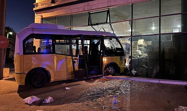 Bursa'da otomobil ile minibüs çarpıştı: 12 yaralı