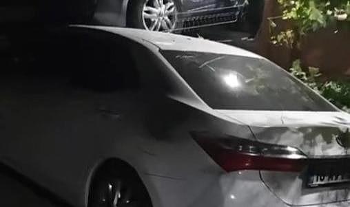Bursa'da otomobil, sitenin duvarını aşıp başka bir aracın üzerine düştü