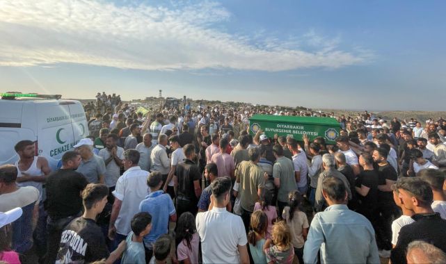 Diyarbakır ve Mardin'deki anız yangınında ölenlerden iki kişinin cenazesi defnedildi