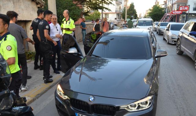'Dur' ihtarına uymayıp, polise silah gösteren şüpheliler yakalandı: 60 bin lira ceza